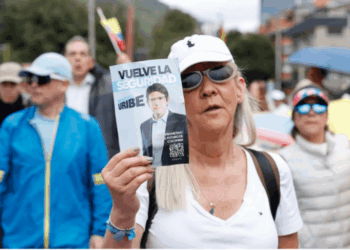 Uribe, el senador colombiano con una vida marcada por la violencia: su madre fue asesinada cuando él tenía cuatro años y ahora intentan matarlo a él