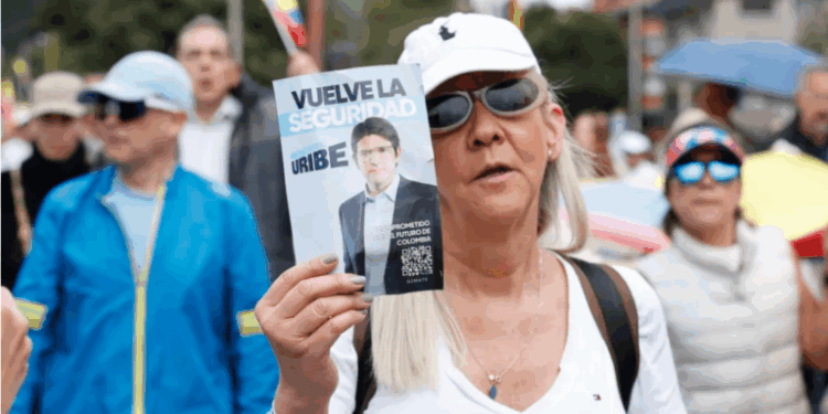 Uribe, el senador colombiano con una vida marcada por la violencia: su madre fue asesinada cuando él tenía cuatro años y ahora intentan matarlo a él