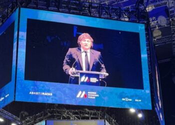 Milei lashes out again in Madrid at Pedro Sánchez, calling him a “bandit”