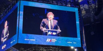 Milei vuelve a arremeter en Madrid contra Pedro Sánchez, a quien califica de “bandido”