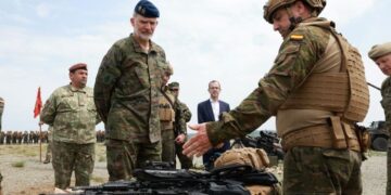 El Rey agradece la labor de las tropas españolas en Rumanía “en un momento crucial para la historia de Europa”