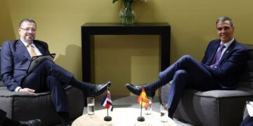 Sánchez aborda las políticas medioambientales y de sostenibilidad con el presidente de Costa Rica