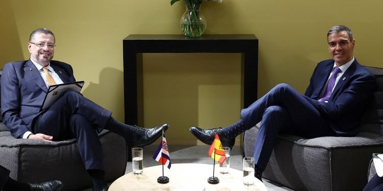 Sánchez aborda las políticas medioambientales y de sostenibilidad con el presidente de Costa Rica