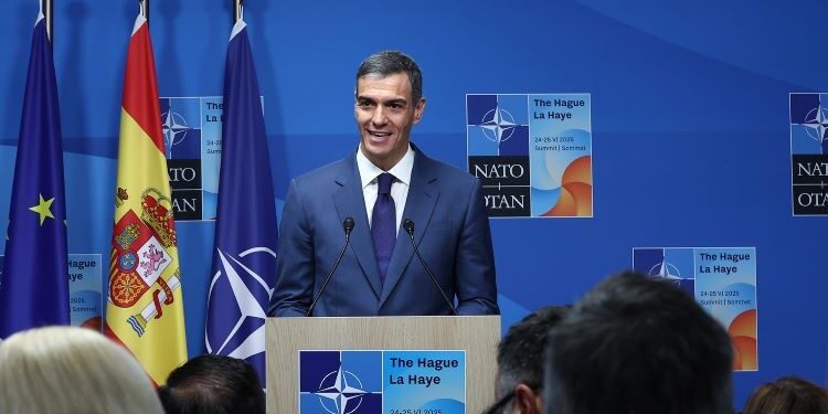 Sánchez se desmarca del 5% para defensa acordado por la OTAN y Trump le amenaza con hacerle pagar “el doble” de aranceles
