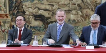 The King, Albares, Robles and Cuerpo attend the meeting of the Board of Trustees of the Elcano Royal Institute