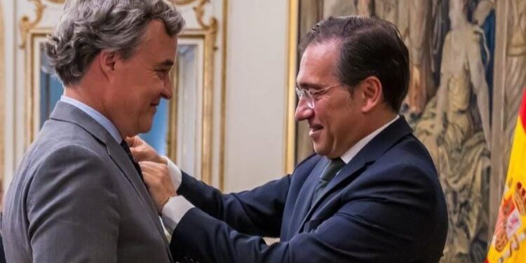 Albares condecora con la encomienda de Isabel la Católica a los altos cargos que cerraron el acuerdo sobre Gibraltar