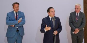 Albares announces €145 million to the Fund to Combat AIDS, Tuberculosis, and Malaria