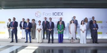 Businesspeople and economic advisors abroad discuss access to international markets in Madrid