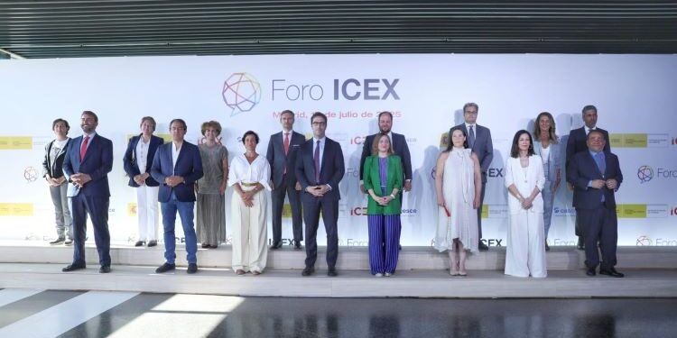 Businesspeople and economic advisors abroad discuss access to international markets in Madrid