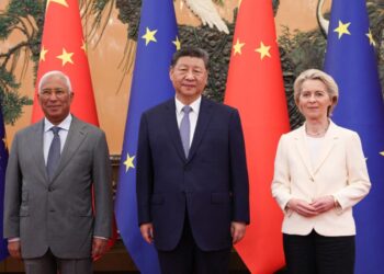 La UE pide a China reequilibrar las relaciones comerciales en su 25ª cumbre bilateral en Pekín