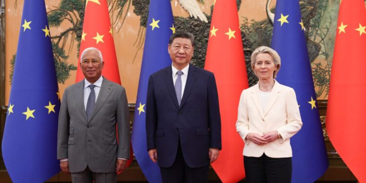 La UE pide a China reequilibrar las relaciones comerciales en su 25ª cumbre bilateral en Pekín