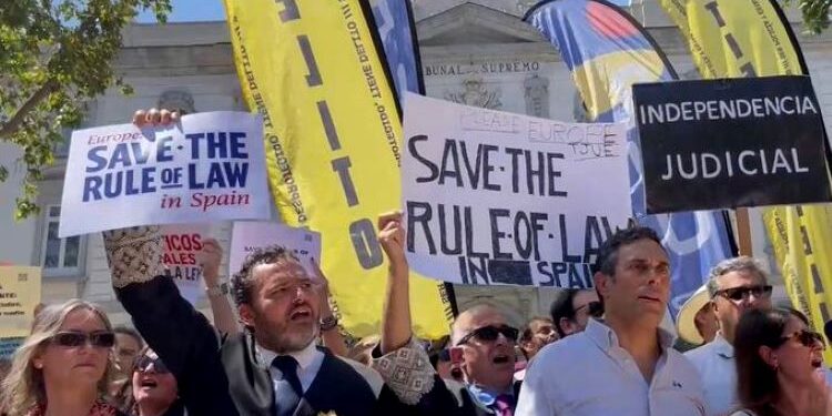 Judges and prosecutors take their rejection of judicial reforms in Spain to the European Parliament