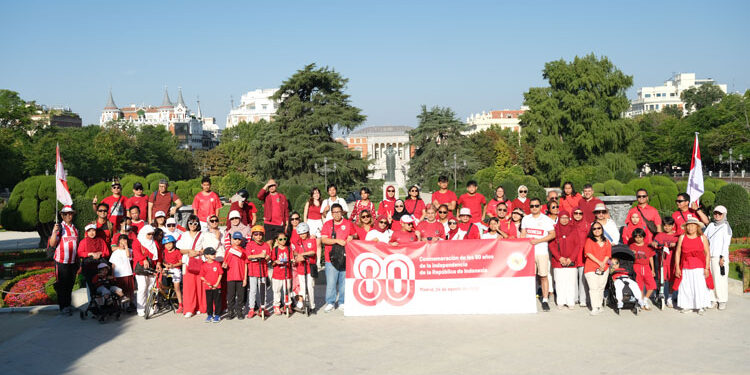 La caminata “rojo y blanco” de Indonesia anima el Día Sin Tráfico en Madrid