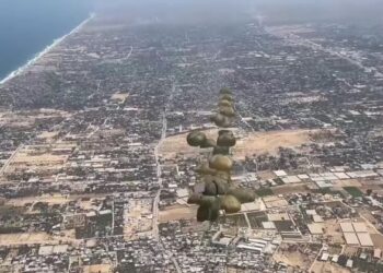 Un A400 del Ejército del Aire español lanza doce toneladas de alimentos sobre Gaza
