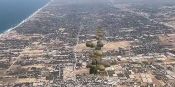 Un A400 del Ejército del Aire español lanza doce toneladas de alimentos sobre Gaza