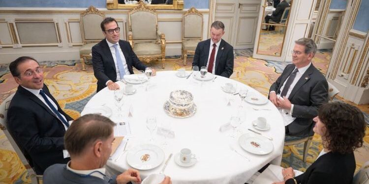 Albares y Cuerpo recuerdan a Bessent que la relación comercial EEUU-UE representa “el 30% del comercio global”