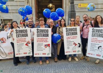 El personal laboral en el exterior protesta frente a Hacienda para exigir mejoras salariales y laborales