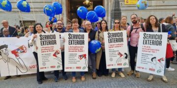 El personal laboral en el exterior protesta frente a Hacienda para exigir mejoras salariales y laborales