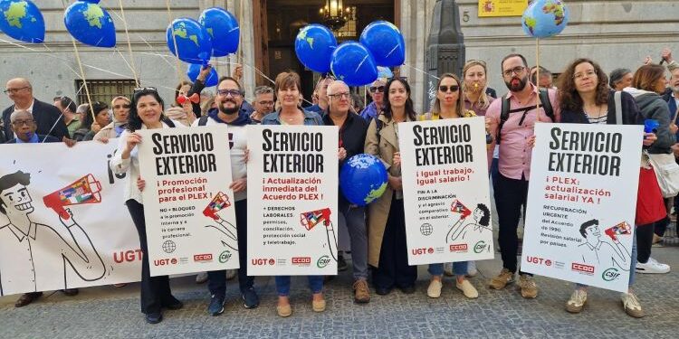 El personal laboral en el exterior protesta frente a Hacienda para exigir mejoras salariales y laborales
