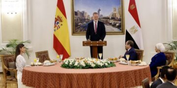 Felipe VI denuncia en Egipto “el brutal sufrimiento” de Gaza y reclama “un Estado palestino viable”