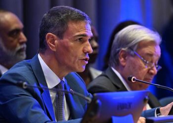 España acogerá en 2026 la próxima cumbre «En Defensa de la Democracia” y se ofrece para el primer Panel Científico sobre Gobernanza de la IA