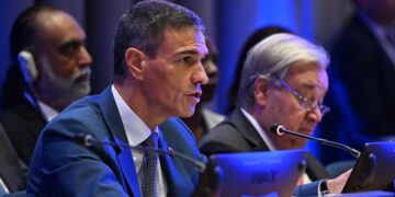 España acogerá en 2026 la próxima cumbre «En Defensa de la Democracia” y se ofrece para el primer Panel Científico sobre Gobernanza de la IA