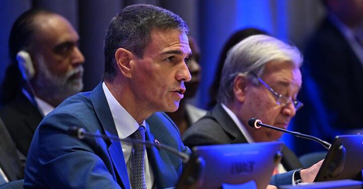 España acogerá en 2026 la próxima cumbre «En Defensa de la Democracia” y se ofrece para el primer Panel Científico sobre Gobernanza de la IA