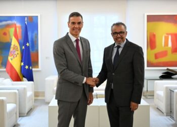 Sánchez destaca ante Tedros Adhanom el “firme compromiso de España” con la sanidad mundial