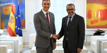 Sánchez destaca ante Tedros Adhanom el “firme compromiso de España” con la sanidad mundial