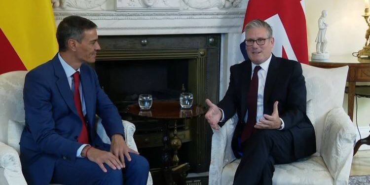 Sánchez congratulates Starmer for helping to “successfully” conclude the Gibraltar agreement