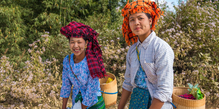 ‘Tejiendo historias’ de Ángela Echánove, una muestra de trajes asiáticos