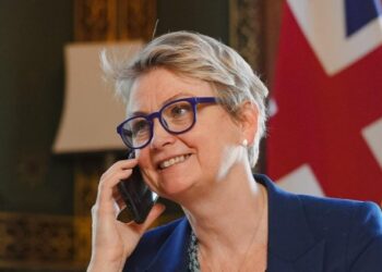 El ministro de Exteriores conversa con su nueva homóloga del Reino Unido, Yvette Cooper