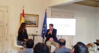 El director del Instituto Cervantes reflexiona en el Club Diplomático sobre la proyección internacional del español