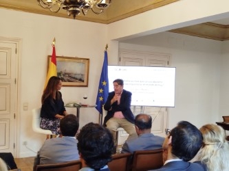 El director del Instituto Cervantes reflexiona en el Club Diplomático sobre la proyección internacional del español