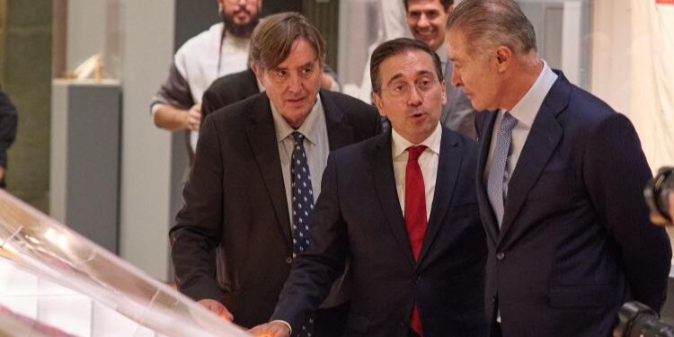 Albares reivindica las relaciones entre España y México y recuerda el “dolor” de los “pueblos originarios”