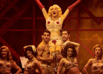Todo el mundo es feliz en el Kit Kat Klub con el musical ‘Cabaret’