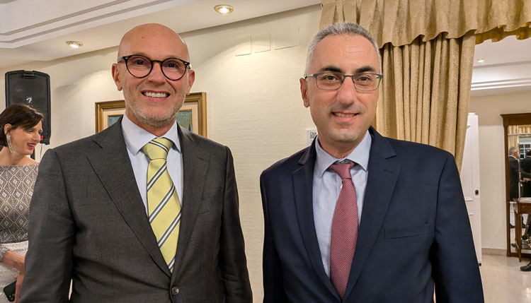 A la izquierda, el embajador de Países Bajos, Roel Nieuwenkamp, junto a su colega chipriota, Michalis Ioannou.