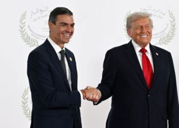Trump saluda sonriente a Sánchez días después de proponer la expulsión de España de la OTAN
