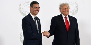 Trump saluda sonriente a Sánchez días después de proponer la expulsión de España de la OTAN