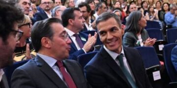 Sánchez y Albares piden la liberación de los rehenes y la solución de dos Estados en el segundo aniversario de “los terribles atentados de Hamás”