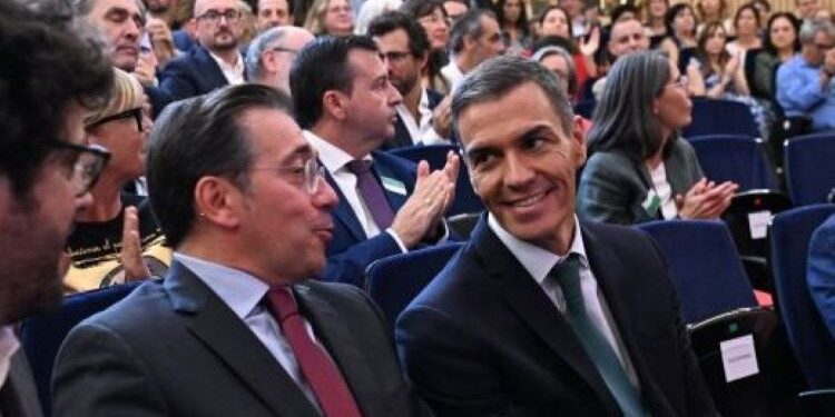 Sánchez y Albares piden la liberación de los rehenes y la solución de dos Estados en el segundo aniversario de “los terribles atentados de Hamás”