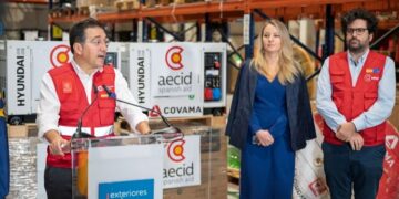 Albares preside junto a la embajadora de Ucrania la entrega de 70 generadores eléctricos