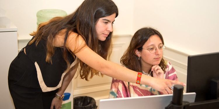 La AECID concede 2,5 millones de euros en 99 becas para capacitar a jóvenes españoles en cooperación