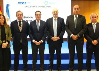 El Gobierno de Milei ofrece su “libertad económica y burocrática” para atraer inversiones españolas