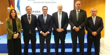 El Gobierno de Milei ofrece su “libertad económica y burocrática” para atraer inversiones españolas