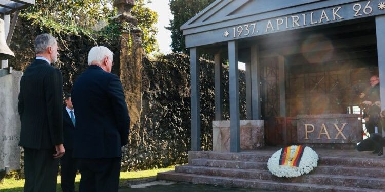 King Felipe VI and German President Frank-Walter Steinmeier pay tribute in Gernika to the victims of the 1937 Nazi bombing