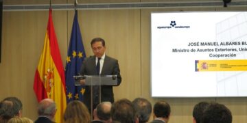 Albares clausura la VIII edición de los Premios Aquí Europa advirtiendo sobre las amenazas externas e internas al proyecto europeo