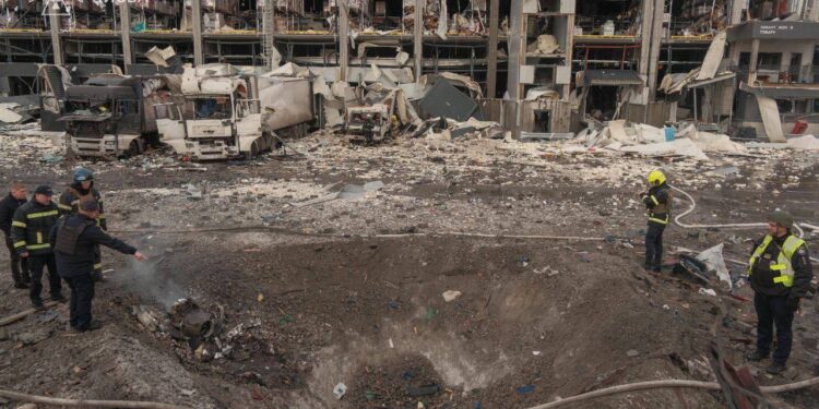 Albares condena los nuevos ataques rusos a objetivos civiles en Ucrania que causaron una decena de muertos