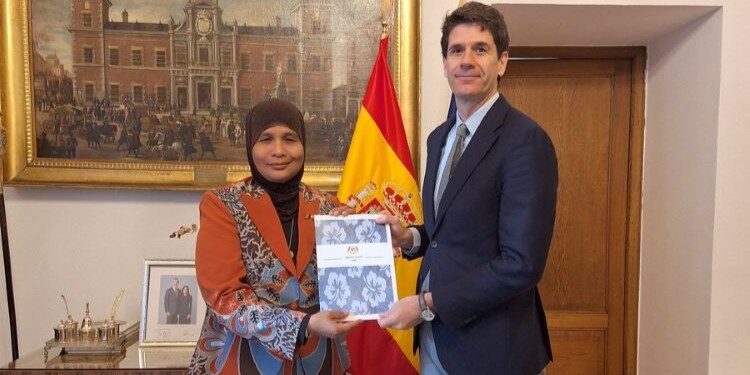 Haznah Md Hashim presenta sus copias de estilo como embajadora de Malasia en España