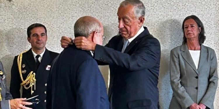 The President of Portugal awards the President of Nueva Economía Fórum